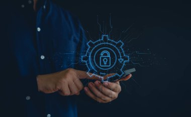 Verileri korumak için siber güvenlik ve gizlilik kavramları. Simge ve internet ağ güvenlik teknolojisini kilitle. Akıllı telefondaki kişisel verileri koruyan iş adamı, sanal ekran arayüzleri. siber güvenlik.
