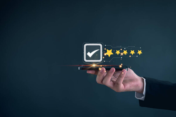 Мбаппе демонстрирует знак высшего качества обслуживания, удовлетворенности, опыта обслуживания, сертификацию ISO и концепцию стандартизации.