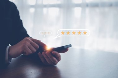 Müşteri hizmetleri tecrübesi ve iş memnuniyeti anketi, akıllı telefon kullanarak elinizi kapatın ve ürün ve hizmet konseptini artırmak için beş yıldız işareti verin.