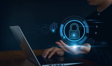 Verileri korumak için siber güvenlik ve gizlilik kavramları. Simge ve internet ağ güvenlik teknolojisini kilitle. Akıllı telefondaki kişisel verileri koruyan iş adamı, sanal ekran arayüzleri. siber güvenlik.