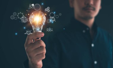 yenilikçi teknoloji bilim ve iletişim konsepti, Yenilik, Eller yenilik ve ilham ile yeni fikir kavramı kavramı için ampulü tutuyor.