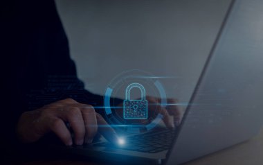 Verileri korumak için siber güvenlik ve gizlilik kavramları. Simge ve internet ağ güvenlik teknolojisini kilitle. Akıllı telefondaki kişisel verileri koruyan iş adamı, sanal ekran arayüzleri. siber güvenlik.