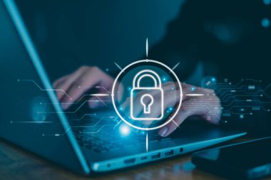Verileri korumak için siber güvenlik ve gizlilik kavramları. Simge ve internet ağ güvenlik teknolojisini kilitle. Akıllı telefondaki kişisel verileri koruyan iş adamı, sanal ekran arayüzleri. siber güvenlik.