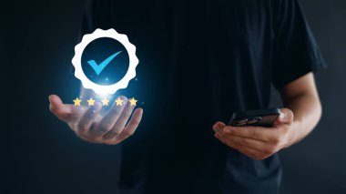 En iyi hizmet kalitesi güvencesi, standartlar, garantiler, hizmet tecrübesi belirtilerini gösterir. ISO sertifikalama ve standartlaştırma kavramı, memnuniyet. 