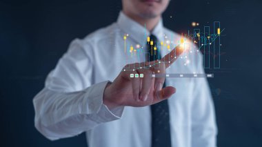 Borsa Yatırım Fonları ve Dijital Varlıklar. İş adamı Forex ticaret grafiği finansal verilerini analiz ediyor. İş finans geçmişi. İş finans teknolojisi ve yatırım kavramı. 