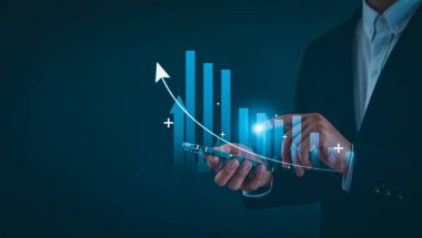 Yatırım, borsa, gelir, geri dönüş, emeklilik, tazminat fonu, tasarruf, ticaret, yatırım, kar payı vergisi, faiz oranı ve temettüel konsepti hesaplayan işadamı.