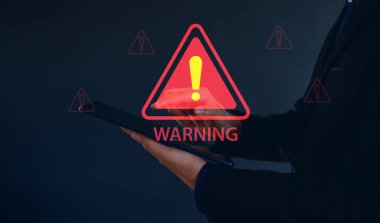 Kötü niyetli yazılım, virüs ve siber suç, sistem alarmı hacklendi çevrimiçi ağa siber saldırı, veri sızıntısı, web sitesi riski. uzlaşılmış bilgi kavramı.