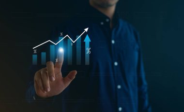 Yatırım, borsa, gelir, geri dönüş, emeklilik, tazminat fonu, tasarruf, ticaret, yatırım, kar payı vergisi, faiz oranı ve temettüel konsepti hesaplayan işadamı.