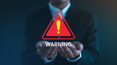 Kötü niyetli yazılım, virüs ve siber suç, sistem alarmı hacklendi çevrimiçi ağa siber saldırı, veri sızıntısı, web sitesi riski. uzlaşılmış bilgi kavramı.