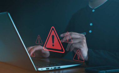Kötü niyetli yazılım, virüs ve siber suç, sistem alarmı hacklendi çevrimiçi ağa siber saldırı, veri sızıntısı, web sitesi riski. uzlaşılmış bilgi kavramı.