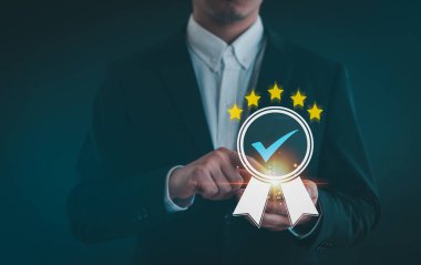 En iyi hizmet kalitesi güvencesi, standartlar, garantiler, hizmet tecrübesi belirtilerini gösterir. ISO sertifikalama ve standartlaştırma kavramı, memnuniyet. 