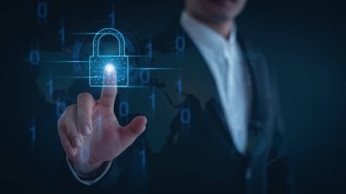 Verileri korumak için siber güvenlik ve gizlilik kavramları. Simge ve internet ağ güvenlik teknolojisini kilitle. Akıllı telefondaki kişisel verileri koruyan iş adamı, sanal ekran arayüzleri. siber güvenlik.
