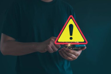 Kötü niyetli yazılım, virüs ve siber suç, sistem alarmı hacklendi çevrimiçi ağa siber saldırı, veri sızıntısı, web sitesi riski. uzlaşılmış bilgi kavramı.