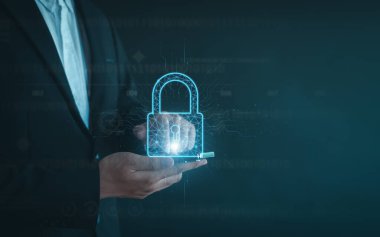 Verileri korumak için siber güvenlik ve gizlilik kavramları. Simge ve internet ağ güvenlik teknolojisini kilitle. Akıllı telefondaki kişisel verileri koruyan iş adamı, sanal ekran arayüzleri. siber güvenlik.