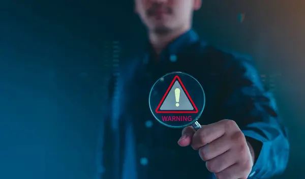 Kötü niyetli yazılım, virüs ve siber suç, sistem alarmı hacklendi çevrimiçi ağa siber saldırı, veri sızıntısı, web sitesi riski. uzlaşılmış bilgi kavramı.