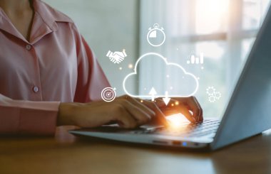 Bulut Bilgisayar Teknolojisi İnternet Depolama Ağı Konseptine ve internet teknolojisi aracılığıyla büyük bir veritabanına erişiliyor.