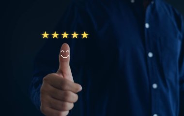 El ve başparmak yukarı olumlu duygu gülen yüz ikonu ve kopyalama alanı olan beş yıldız. Müşteri memnuniyeti kavramı. 