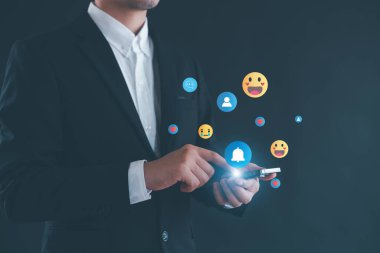 Sosyal medya ve dijital online konsept, akıllı telefon kullanarak. Tatilde yaşamak ve sosyal medyada oynamak..