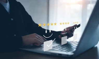 Müşteri hizmetleri ve memnuniyet konsepti, çok etkileyici. İş adamları, mutlu gülen yüz simgesine hizmet vermek için sanal ekrana dokunuyor. 