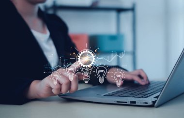 Aydınlatmak için insan eli ampulü tutuyor. Fikirler ve ilham fikirleri yoluyla yenilik. yaratıcılık ve sürdürülebilir iş geliştirme fikri.