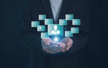 Sosyal medyada akıllı telefon kullanmak, tatilde ve iletişimde yaşamak. Sosyal medya ve dijital online konsept.