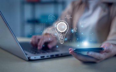 Aydınlatmak için insan eli ampulü tutuyor. Fikirler ve ilham fikirleri yoluyla yenilik. yaratıcılık ve sürdürülebilir iş geliştirme fikri.