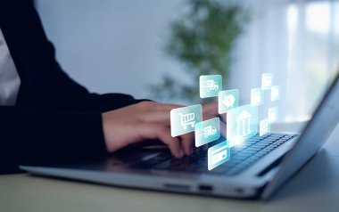 Çevrimiçi bankacılık ve ağ bağlantısı simgeleri gösteren bir işadamı. Çevrimiçi ödeme, alışveriş, iş teknolojisi ve finans kavramı.