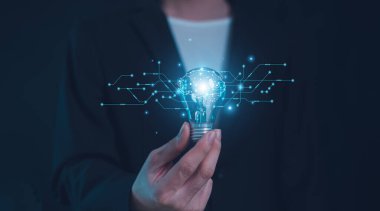 Aydınlatılmış ampulün, fikir buluşunun ve ilham kavramının el ele tutuşması. Işıldayan ampullerle yaratıcılık, başarı kavramı.