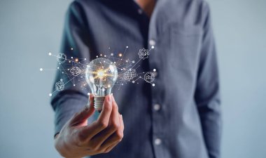 Aydınlatmak için insan eli ampulü tutuyor. Fikirler ve ilham fikirleri yoluyla yenilik. yaratıcılık ve sürdürülebilir iş geliştirme fikri.