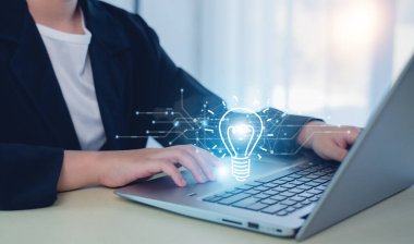 Aydınlatılmış ampulün, fikir buluşunun ve ilham kavramının el ele tutuşması. Işıldayan ampullerle yaratıcılık, başarı kavramı.