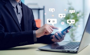 Sosyal medyada akıllı telefon kullanmak, tatilde ve iletişimde yaşamak. Sosyal medya ve dijital online konsept.