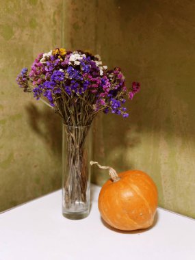 Bir buket çiçekle sakin bir hayat