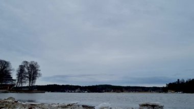 Viking Glory kışın, Turku Finlandiya 'nın dar takımadalarında yelken açıyor. Yüksek kalite 4k görüntü