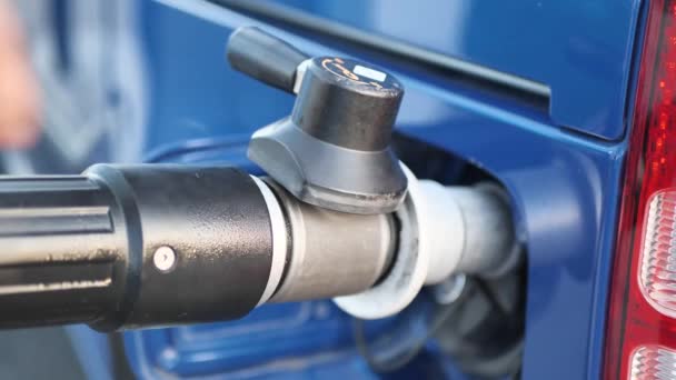 Kraftstoffdüse Für Komprimierte Erdgasfahrzeuge Anschließen — Stockvideo
