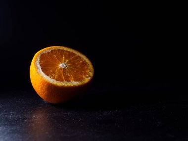 Turuncu meyve siyah bir arka plan