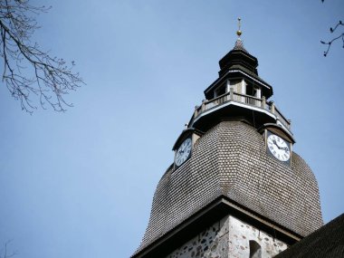 Gökyüzünün arka planında kilisenin kulesi. Naantali, Finlandiya