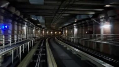 Bir yeraltı treni havaalanının altındaki tünelden geçiyor.