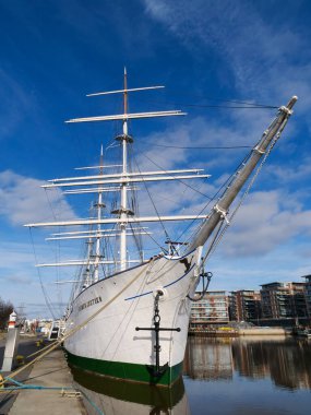 Suomen Joutsen çelik gövdeli, tam donanımlı, üç kare direkli bir gemi.