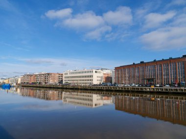 Güneşli bir bahar gününde Aura nehrinin kıyısında güzel bir manzara. Turku, Finlandiya