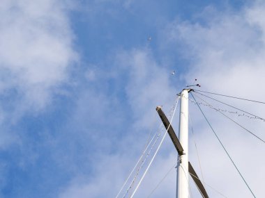 Mavi gökyüzü arka planında beyaz direk