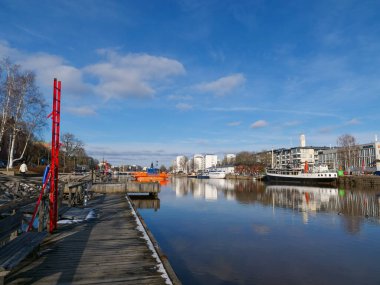 Güneşli bir bahar gününde Aura nehrinin kıyısında güzel bir manzara. Turku, Finlandiya