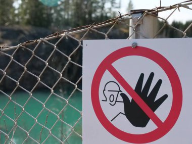 Eski terk edilmiş Orijrvi bakır madeni güneşli bir günde