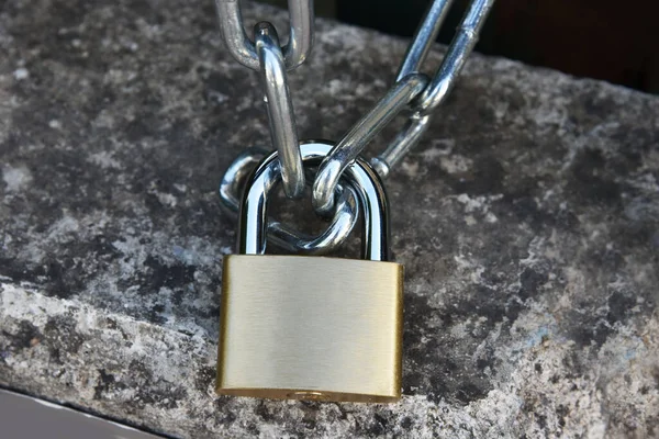 Golden Padlock Bezpečnostní Zámek Těžkém Řetězu Nerezové Oceli Detailní Záběr — Stock fotografie
