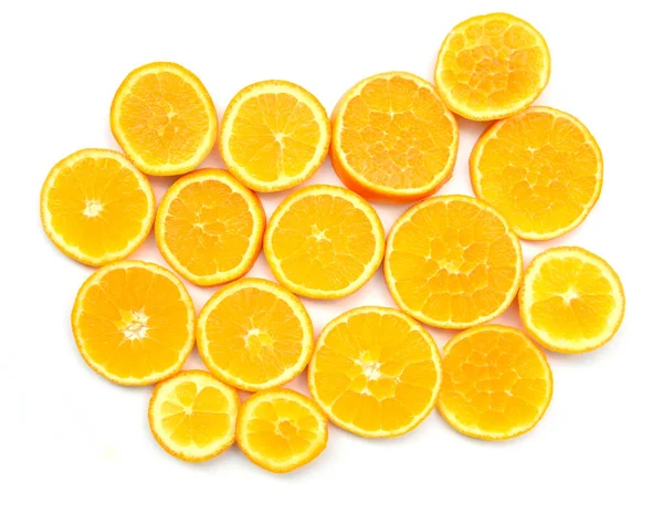 Оранжевые Цитрусовые Скользят Белом Фоне Яркий Абстрактный Рисунок Сочных Кусочков — стоковое фото