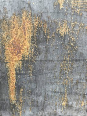 Paslı metal yüzey arka plan için grunge doku olarak kullanılır. Eski aşınmış gri metal plaka ya da sarı-kahverengi pas, izler, çizikler. Yıpranmış, yaşlanmış, oksitlenmiş demir veya çelik endüstriyel panel.
