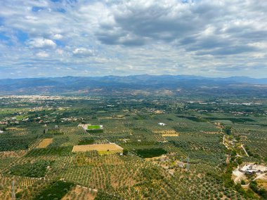 Laconia, Eurotas nehir vadisindeki yemyeşil zeytinlikler ve tarlalar. Arka planda yer alan modern Sparta ve Parnon Dağları Taygetus Dağları 'ndaki Mistrs harabelerinden görülüyor. Peloponnese, Yunanistan