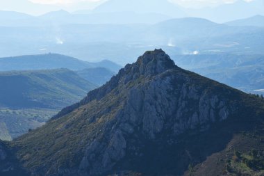 Rocky Hill 'in tepesindeki antik kalıntılar. Yüzlerce yıllık Penteskoufi Kalesi. Efsanevi Acrocorinth kalesinden bir manzara, sisli dağ sırtları arka plan. Tarihi Corinth yakınlarında, Moreloponnese, Yunanistan.