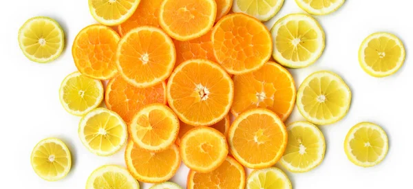 シトルスレース レモン オレンジミックス ホワイトバックにクローズアップ トップビュー ジューシーなピースの抽象的なカラフルなパターン 明るい円は小さな太陽のように見えます 新鮮な健康的な食べ物 ギリシャの庭からのフルーツ — ストック写真
