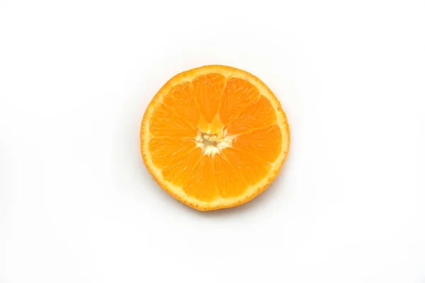Fruitschijfje Close Witte Achtergrond Helder Stukje Verse Sinaasappel Citrus Kleurrijke — Stockfoto