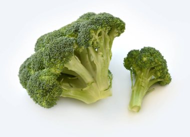 Taze brokoli lahanası, beyaz arka planda izole edilmiş. Yeşil çiğ sebze, yeni yıkanmış çiçekler su damlalarıyla kaplıdır. Güneşli organik bahçeden hasat. Diyet ve sağlıklı gıda konsepti.